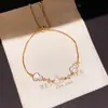 Pulseira com Fecho Flor em Madrepérola e Zircônia Banhada a Ouro Real 18K, Pulseira de Luxo Leve de Alta Qualidade, Joia de Mão Moderna e Elegante para Mulheres
