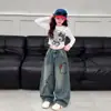 Ropa de Otoño para Niñas Estilo Coreano Pantalones de Mezclilla de Gato de Dibujos Animados 2026 Nuevas Llegadas de Otoño Pantalones Anchos Estampados Súper Elegantes para Niños