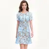 Las cadenas de tiendas de ropa femenina del sudeste asiático ofrecen exclusivamente vestidos de encaje estilo Chanel con cuello redondo, manga corta y adornos de diamantes, y vestidos de fiesta estilo sirena.