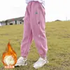 Pantalones de otoño e invierno para niñas con forro polar engrosado para niños medianos y grandes, mono de terciopelo para chándal, pantalones tipo harén estilo occidental, pantalones deportivos de moda para mujer