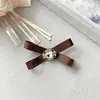 Nuevo Exquisito Moño Pequeño Banda Acanalada Broche de Pedrería Moda Retro Versátil Alfiler de Corsage Decoración para Ropa