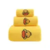 Toalla de pato amarillo pequeña al por mayor, absorbente, para adultos y niños, juego de tres toallas de baño de dibujos animados, estilo nuevo con bordes ribeteados, hecho de vellón de coral para uso doméstico