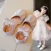 Zapatos de princesa para niñas, nueva colección de verano 2026, adornados con pedrería, suela suave, antideslizantes, con detalles de lazo, estilo moderno de media sandalia para niños pequeños y medianos, diseño de cristal