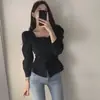 Enviado Corea moda chic personalidad dobladillo dividido cuello cuadrado manga larga camisa top ajustado ropa de mujer 26230