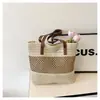 2025 Tejido Personalizado Verano Nueva Moda Recorte Costuras Paja Casual Borla Bolso Satchel de Playa Bandolera para Mujer