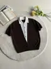 Camiseta de Tricô Falsa de Duas Peças com Gola e Manga Curta para Homens e Mulheres, Bloqueio de Cores de Verão, Estilo Old Money de Luxo Leve, Top Casual para o Trabalho