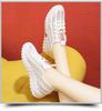 Entrega de uma peça Nova respirável leve sapatos casuais das mulheres sapatos brancos sapatos de mãe moda todos os sapatos de malha combinando para os idosos