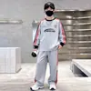 Tamanhos Médio e Grande para Meninos 2026 Novidades de Outono Conjunto de Moletom Listrado Color Block Blusa Calça Casual Conjunto de Duas Peças Primavera e Outono