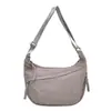 Bolsa de nylon tipo dumpling deportiva de gran capacidad al por mayor, versátil, ligera, adecuada para el trabajo, bolso cruzado de moda y casual, bolso de axila