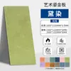 Painéis artísticos dourados feitos sob medida, pedra macia com acabamentos nas cores ferrugem e cobre, parede de fundo macia verde escura, painéis dourados, pedra flexível