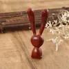 Raspador de Cabeza de Conejo de Palo de Rosa Alrededor de los Ojos y Mandíbula Levantamiento Artesanía de Madera Dibujo Animado Creativo Lindo Peine de Meridianos