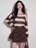 Colección de Otoño Jomi STUDIO: Elegante y sofisticado suéter de punto a rayas en color café para mujer