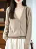 Capa interior 10 top adelgazante para otoño e invierno, suéter de lana elegante ajustado, dos piezas falsas de lana para commuting con cuello en V