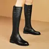 Botas de cavaleiro em couro macio, botas de couro forradas com fleece para mulheres, nova coleção outono/inverno 2026, botas de cano alto que fazem as pernas parecerem mais finas e longas