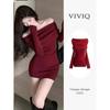 Ropa de Otoño para Mujer 2025 Nuevo Vestido de Punto de Alta Gama de Manga Larga con un Hombro Descubierto Rojo Falda Corta Ajustada a la Cadera para Mujer