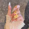 Novo Colar Pingente Dupla Borboleta Estilo Chinês com Incrustação de Rubi e Diamante Rosa, Design Dupla Borboleta e Cuia Escovado, Disponível para Atacado