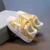 Novos Sapatos Infantis Primavera/Verão 2026: Tênis da Moda para Meninos e Meninas, Tênis Esportivo Shell-Toe para Crianças Pequenas, Sapatos Brancos para Estudantes
