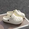 Zapatos casuales perforados de moda para mujer, nuevo modelo 2026, para casa, antideslizantes, resistentes al desgaste, transpirables, con suela suave, sandalias de pareja para hombre