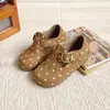 Sapatos Birkenstock Confortáveis com Solado Macio para Meninas 2026 Outono/Inverno Novos Sapatos Birkenstock Estilo Britânico Retrô Infantil Sapatos Pequenos de Couro com Estampa de Leopardo