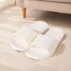 Novo Modelo 2025 de Chinelos com Sensação de Pisar em Fezes para Mulheres, Chinelos de Banheiro Eva para Homens, Uso Doméstico de Verão, Antiderrapantes