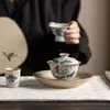 Juego de Té Kung Fu de Cerámica Pintado a Mano de Tres Piezas con Tapa, Tetera y Bandeja, Individual de Gama Alta que No se Calienta al Tacto para Uso en Casa