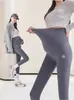 Leggings de maternidade com suporte para a barriga, cintura alta, textura de pele de tubarão, finos, logo pequeno, alta elasticidade, modelagem justa, calça de comprimento nove para usar como outer