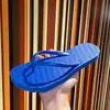 Chanclas 2026 nuevas sandalias de dedo coloridas para verano uso en casa, pantuflas frescas para pareja