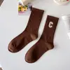 Calcetines de punto con letra C a media pantorrilla para mujer Otoño/Invierno Calcetines deportivos para hombre Estilo Pareja Ins Tendencia Alta Elasticidad Calcetines Largos de Algodón