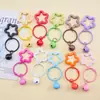Llavero colgante con forma de flor de pentagrama hueca de acrílico de colores con anillo de tarjeta para decoración de bolso de parejas