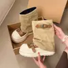 Botas de sola grossa, que aumentam a altura, com fivela para mulheres, nova coleção outono 2026, botas plissadas de cano médio, super estilosas, botins de cano curto justos