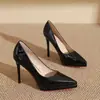 Impresionantes Zapatos Versátiles de Charol Nude 2026 Estilo Sexy de Nicho Impermeables Modernos Tacones de Aguja de Punta Fina
