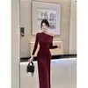Foto Real de Roupas Femininas para Comércio Exterior: Estilo Menina Sexy e Quente, Decote Assimétrico, Ombro a Ombro, Vestido Justo com Toque de Luxo, Cintura com Amarração, Vestido Longo Elegante