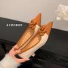 Zapatos planos elegantes de color combinado de punta para primavera 2023 para mujer, zapatos de tacón bajo de aguja con camelia, corte bajo, piel de vaca, tacón de gatito