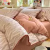 Um conjunto premium de quatro peças em algodão puro, 100% algodão, escovado e espessado, conjunto de cama de inverno com capa de edredom, lençol com elástico e lençol de cima, conjunto de três peças para dormitório