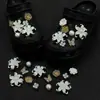 Borla de perla flor morada versátil primavera-verano zapato de madera decoración accesorios DIY hebillas de zapato y dijes para zapatos versátiles venta al por mayor