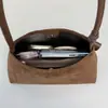 Bolso de hombro vintage transfronterizo de gamuza, un bolso de mano elegante y versátil con un toque de alta gama, perfecto para ir al trabajo, y disponible para venta al por mayor y pedidos personalizados para mujeres