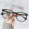 18138 Gafas de Estilo Coreano con Montura Grande, Diseño Clásico Retro con Remaches, Versátiles para el Trayecto Diario, Hacen que el Rostro Parezca Más Pequeño, Montura Ultra-Ligera de TR90, En Stock