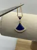 Exquisito collar de falda de doble capa en oro V, chapado en oro real de 18 quilates, cadena para la clavícula con colgante en forma de abanico de nácar blanco natural y ágata roja