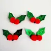 Decorações de Natal com bagas vermelhas e folhas de azevinho verdes, folhas de Natal em verde, dourado e prata, decorações de Natal com bagas vermelhas