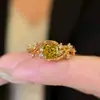 Anillo de Diamante Cubo de Azúcar de Lujo Ligero, Anillo de Flor de Diamante Cuadrado Enroscado con Vid, Diseño de Nicho de Alta Gama, Anillo de Diamante de Alto Carbono y Piedra Preciosa de Color