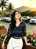 Z04 Camiseta de manga media a rayas estampadas con cuello en V de nuevo estilo para mujer, elegante y versátil, top adelgazante y elegante