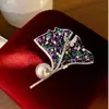 Exquisita Broche de Hoja de Ginkgo con Perla Blanca Australiana y Circonita Morada Estilo Lujo Ligero para Mujer Pin para Suéter de Otoño e Invierno con Sentido de Ambiente