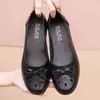 Nuevas sandalias de primavera zapatos de cuero de suela blanda antideslizantes para mediana edad y ancianos zapatos con agujeros Planos para mujer antideslizantes huecos transpirables zapatos de mamá