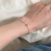 Pulseira Minimalista de Cristal Morango Prata Quebrada Simples de Nicho para Mulheres, Joia Exquisita de Nicho de Luxo Leve para Melhor Amiga