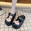 Sandalias y Chanclas Casuales de Combinación Universal que Aumentan la Altura, Primavera, Suela Gruesa, Lindas, Punta Cerrada, Ropa de Exterior 2025, Estilo Nuevo, Dibujos Animados para Mujer