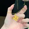 Nuevo Modelo Joyería de Cobre Chapado en Oro con Colgante Floral en Relieve, Mismo Estilo que en Tiendas de Oro, Venta al por Mayor desde Fabricante