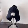 Chapéu de Lã Estilo Coreano com Etiqueta em Inglês Abertura Traseira para Mulheres Inverno Casual Versátil Chapéu Pulôver para Proteger do Frio e Manter Aquecido Chapéu com Proteção para Orelhas Moderno