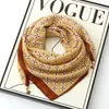 Bufanda Nueva de 65 Cuadrados para Otoño e Invierno con Hebilla Magnética Bufanda de Seda y Algodón Bufanda Triangular Estampada para Mujer Moda Estilo Occidental Bufanda de Seda Versátil