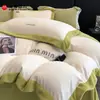 Xiangling Productos Premium Estilo Lujo Ligero Sensación de Alta Gama Bordado de Felpa de Leche Borde Ancho Juego de Cama de Cuatro Piezas Sábana Funda de Edredón Funda de Almohada Ropa de Cama