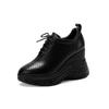 Zapatos Blancos Pequeños Mujer Aumento de Altura Interior Primavera y Verano 2025 Nuevos Zapatos de Mujer Explosiones Suela Gruesa Versátiles Zapatos Blancos Superficie de Malla Ocio Deportes